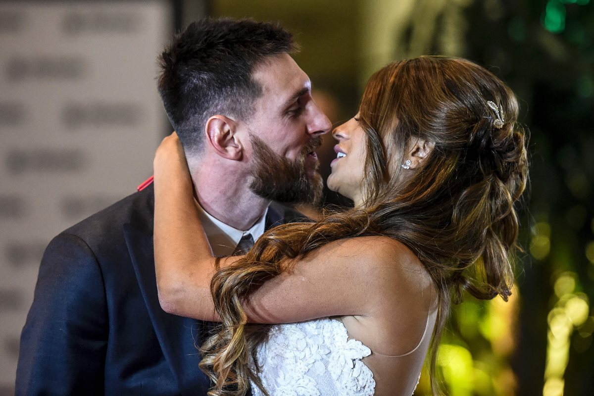 Lionel Messi y Antonella Roccuzzo fueron fotografíados después de la boda. (Foto Prensa Libre: AFP)