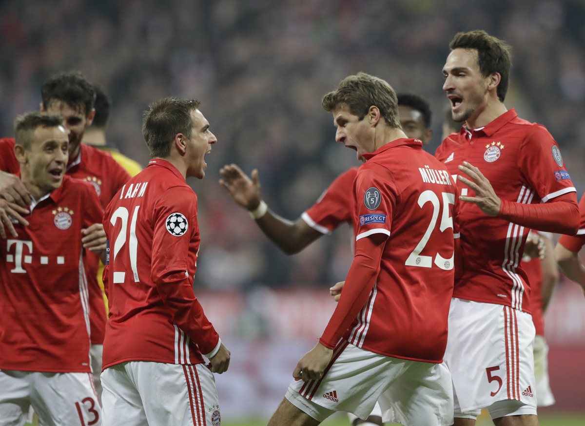El delantero alemán, Thomas Müller festeja el quinto gol del Bayern Múnich. (Foto Prensa Libre: AFP)