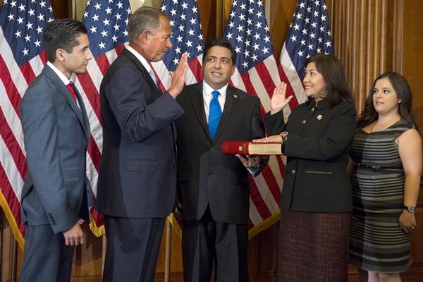 Norma Torres toma juramento con el presidente de la Cámara de Representantes, John Boehner. (Foto Prensa Libre: AP)