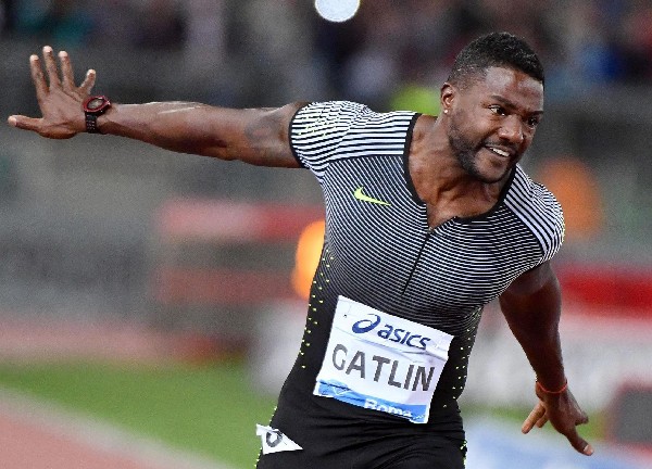 Justin Gatlin celebra tras ganar los 100 metros planos en Roma. (Foto Prensa Libre: AFP).