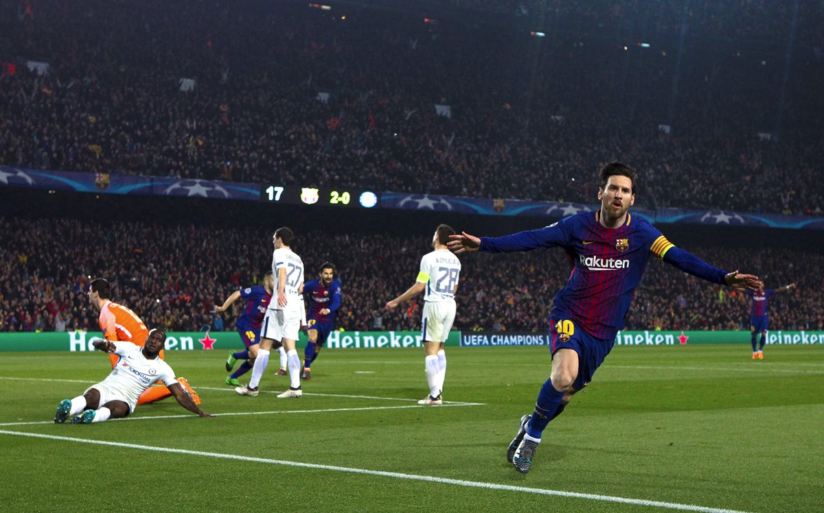Leo Messi celebra el tercer gol del Barcelona frente al Chelsea y su centenario de anotaciones en la Champions League. (Foto Prensa Libre: EFE)