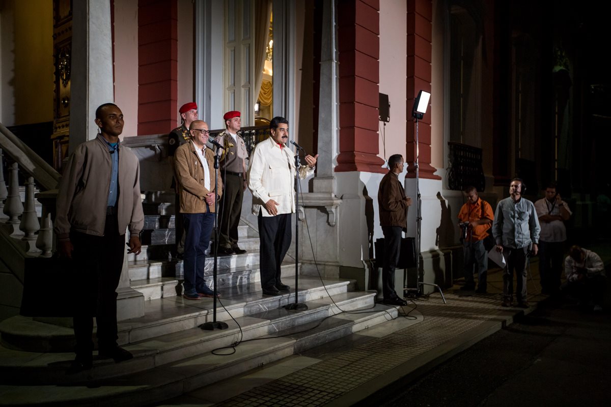 Nicolás Maduro (centro) anuncia que el diálogo dará resultados positivos. (Foto Prensa Libre: EFE)
