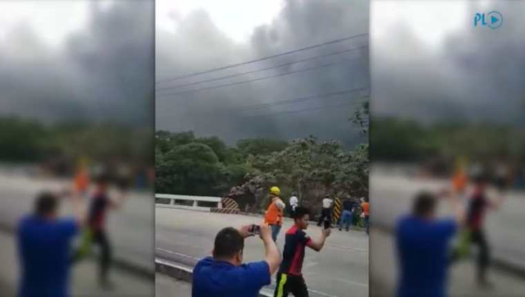 Muchas personas se pusieron en riesgo al grabar videos de la erupción del volcán. (Foto Prensa Libre: Cortesía)