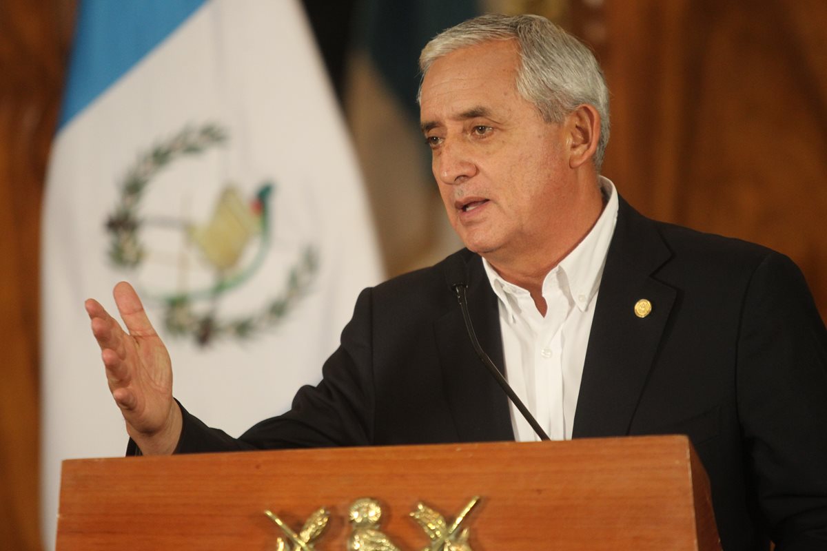 El presidente Otto Pérez Molina anuncia la terna donde el Congreso decidirá el sustituto de Roxana Baldetti en la vicepresidencia. (Foto Prensa Libre: Hemeroteca PL)