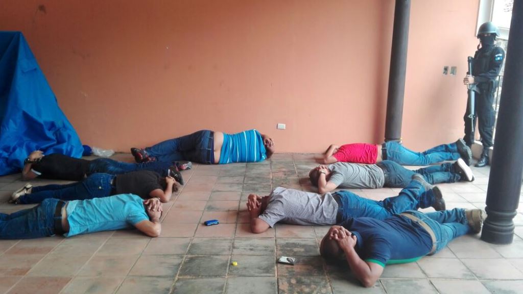 Los capturados son resguardados por las fuerzas de seguridad en Antigua Guatemala, SacatepéqueZ. (Foto Prensa Libre)