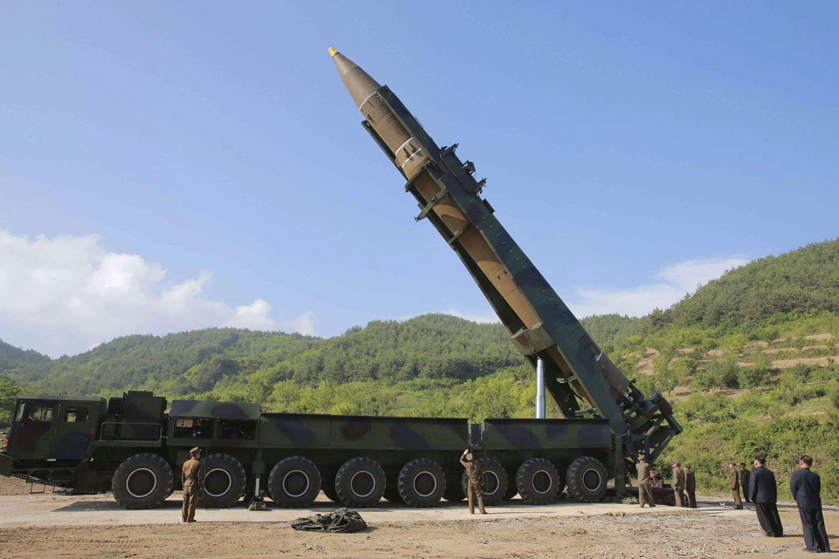 Supuesto misil intercontinental Hwansong-14, probado con éxito, según Corea del Norte. (Foto Prensa Libre: EFE)
