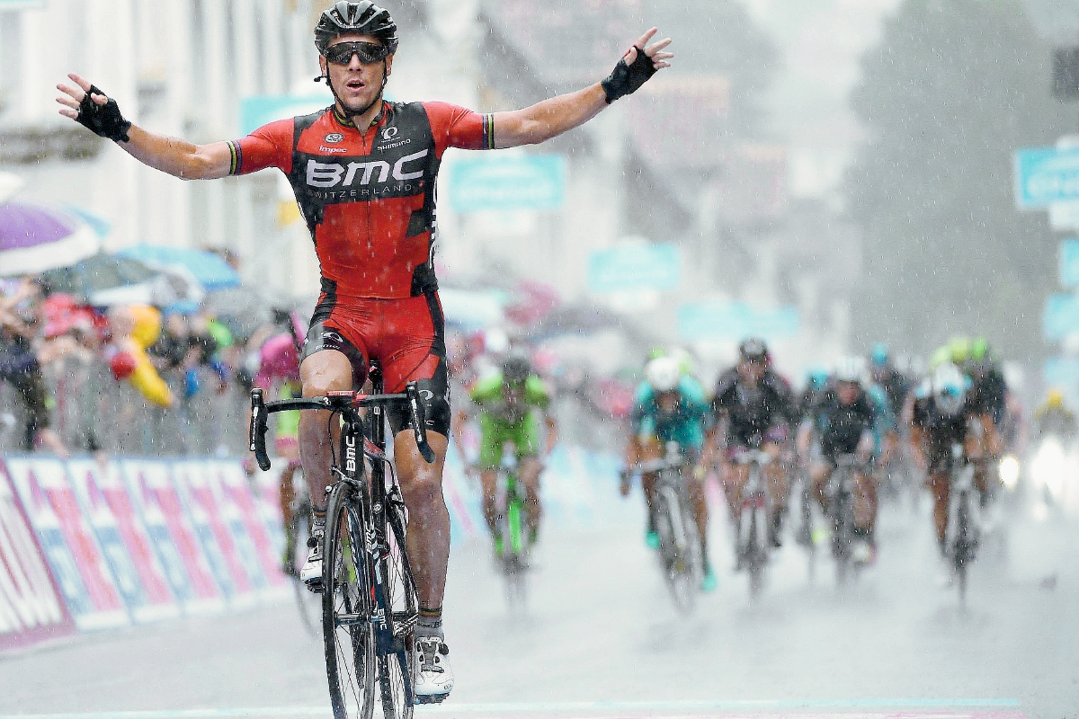 El ciclista belga Philippe Gilbert celebra su victoria en la duodécima etapa del Giro de Italia. (Foto Prensa Libre: EFE)