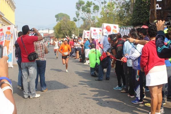 Mario Pacay, primer lugar en rama masculina, llega a la meta de la carrera efectuada en Cobán. (Foto Prensa Libre: Ángel Tax)
