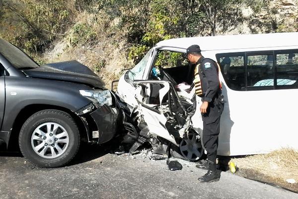 Agente de la Policía Nacional Civil inspecciona los vehículos involucrados en el incidente, ocurrido en el kilómetro 62, ruta al Atlántico, en Sanarate, El Progreso. (Foto Prensa Libre: Hugo Oliva)<br _mce_bogus="1"/>
