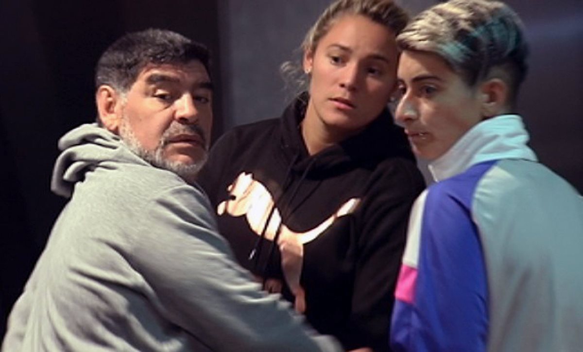 El exfutbolista Diego Maradona (i) junto a su novia Rocío Oliva en el hotel de Madrid donde se hospeda. (Foto Prensa Libre: EFE)