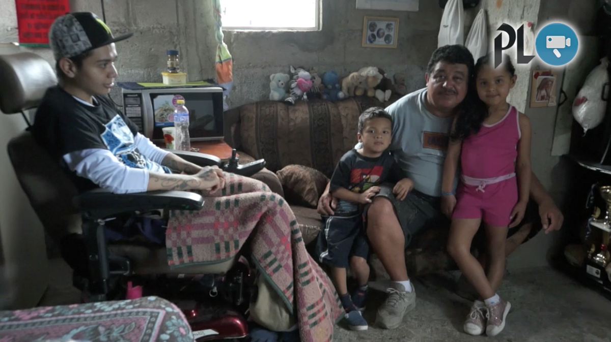 Otto Aceituno comparte en la sala de su hogar junto a tres de sus hijos, quienes han sido inspiración de su proyecto. (Foto Prensa Libre: Gabriela López)