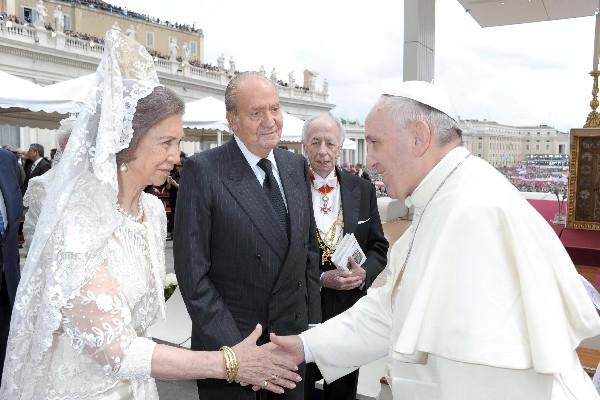 La Reina Sofía  de España y el rey Juan Carlos saludan al papa Francisco, en la Plaza de San Pedro. (Foto Prensa Libre:EFE)