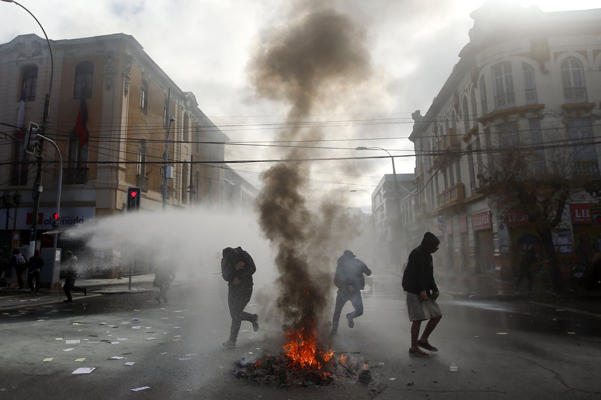 Manifestantes se enfrentan a la Policía en las calles de Valparaíso, Chile. (Foto Prensa Libre: EFE).