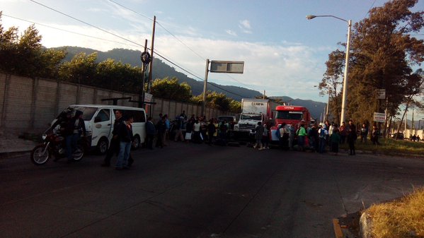 Pacientes de Unaerc impiden paso de vehículos en el km 37 de la ruta al Pacífico, San Vicente Pacaya, Escuintla. (Foto Prensa Libre: Tránsito PNC)