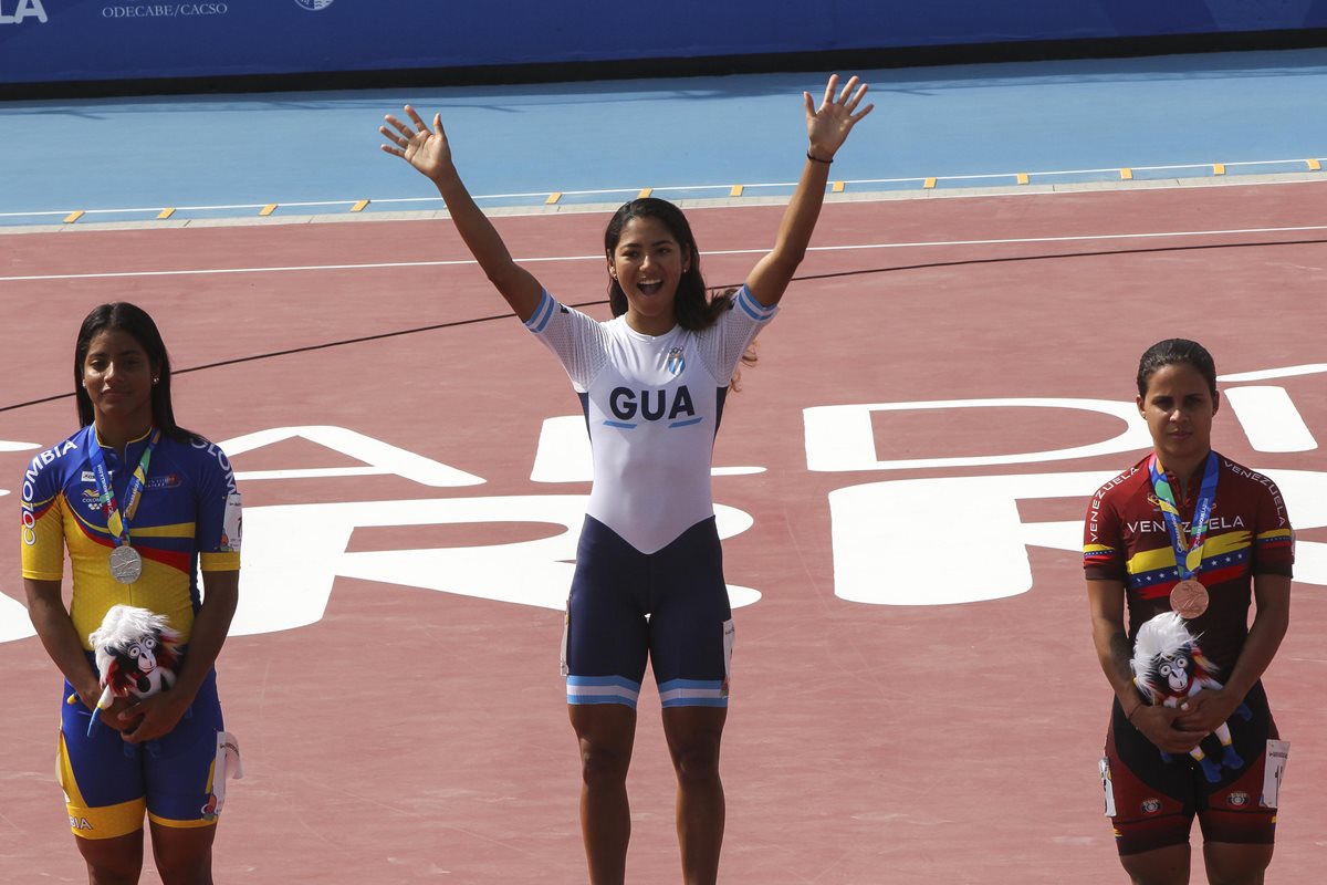 Dalia Soberanis levanta los brazos en señal de victoria. (Foto Prensa Libre: Cortesía ACD)