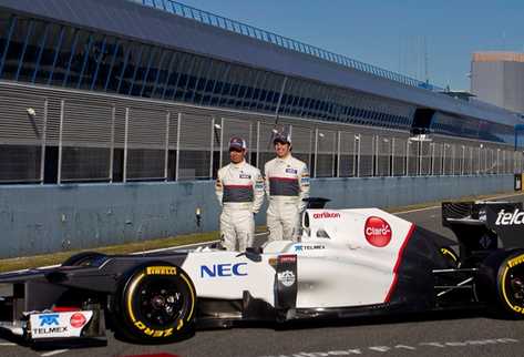 El mexicano Sergio Pérez junto al japonés Kamui Kobayashi son los pilotos del equipo Sauber para la temporada 2012. (Foto Prensa Libre: AP)