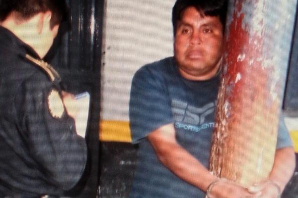 Rigoberto Huinac Gómez, sindicado de distribuir droga, permanece en la subestación 71-11, en Santa Cruz del Quiché. (Foto Prensa Libre: Óscar Figueroa)