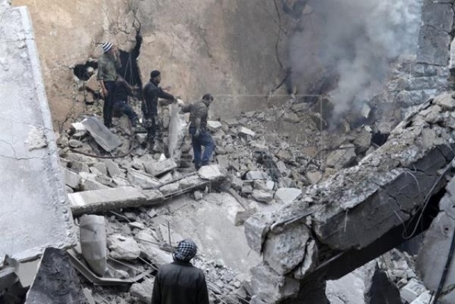 Bombardeo en Alepo contra voluntarios. (Foto Prensa Libre: EFE)