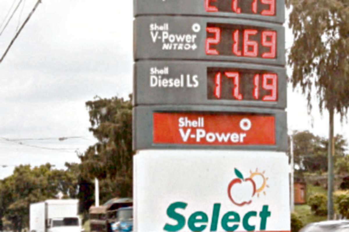 El fin de semana último, los combustibles registraron baja. (Foto Prensa Libre: Estuardo Paredes   )