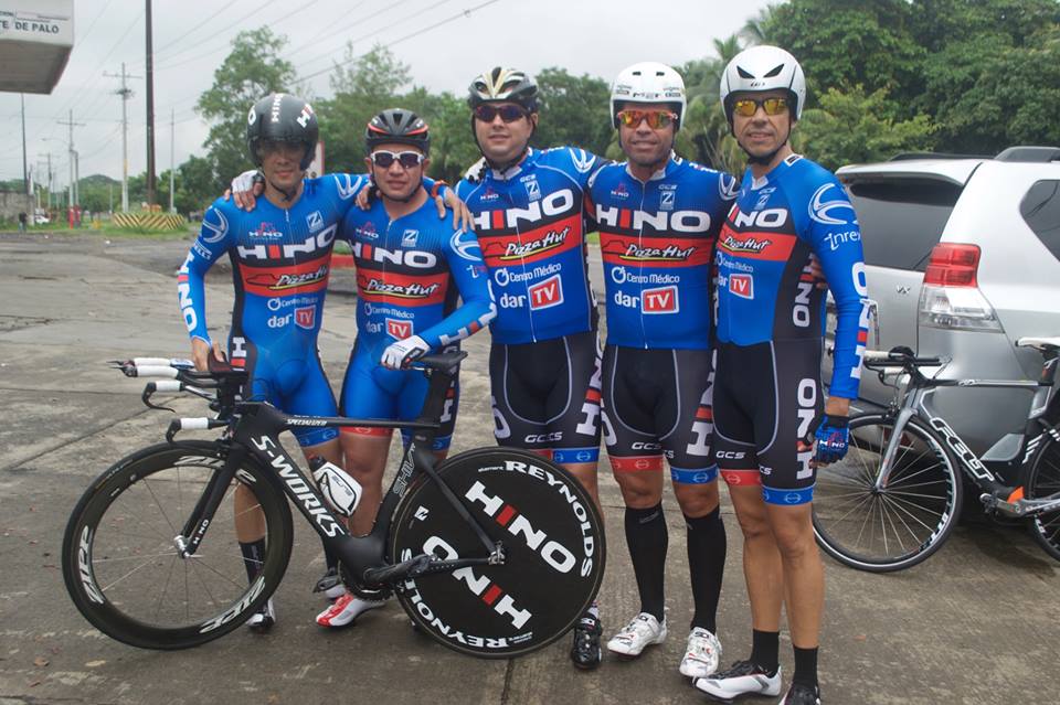Juan Pablo Gularte (primero de derecha a izquierda) era parte de la Asociación Master de Ciclismo de Guatemala. (Foto Prensa Libre: Tomada de Facebook)