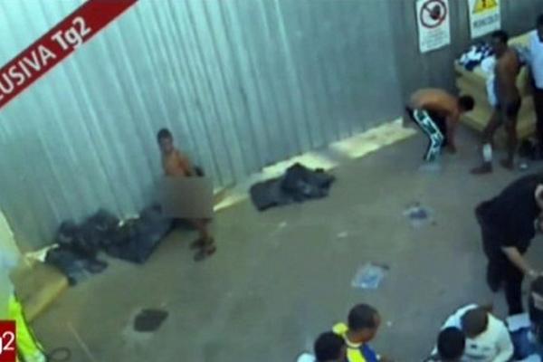 Foto de video muestra que inmigrantes son obligados a desnudarse, en centros italianos.