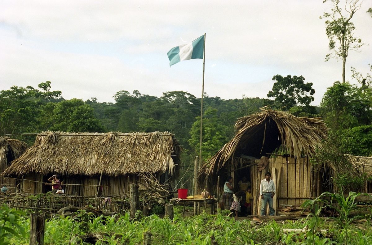 Familias que viven en la aldea Tres Puentes, que sirve de límite en la zona de adyacencia entre Guatemala y Belice. (Foto Prensa Libre: Hemeroteca PL)