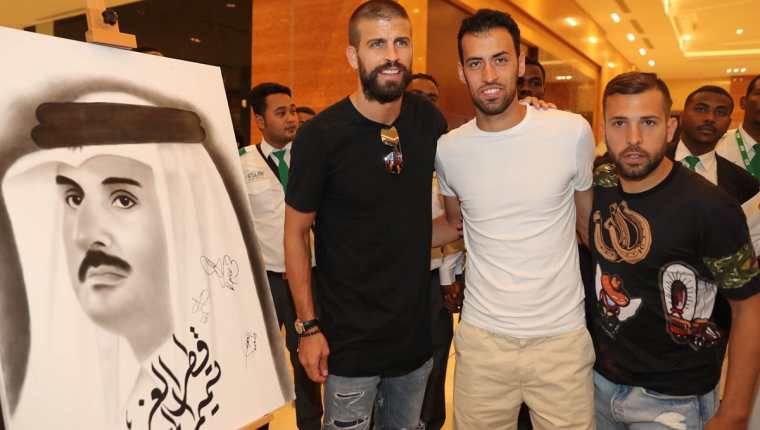 Gerard Pique, Sergio Busquets y Jordi Alba estuvieron en Qatar para un partido amistoso y visitaron las obras para el Mundial de 2022. (Foto Prensa Libre: AFP)
