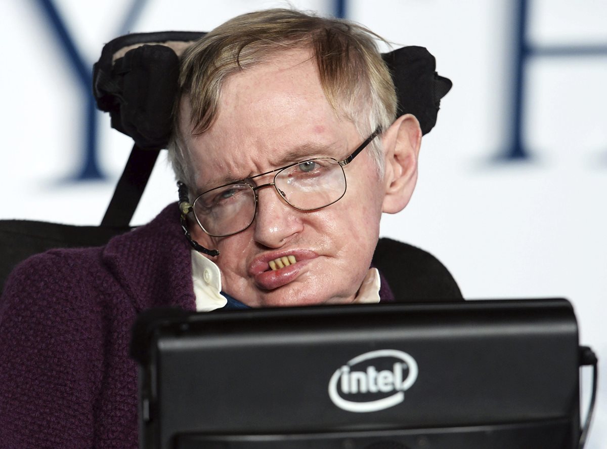 El físico británico Stephen Hawking en el estreno de la película "La teoría del todo" en Londres, Reino Unido, en 2014. (Foto Prensa Libre: EFE).