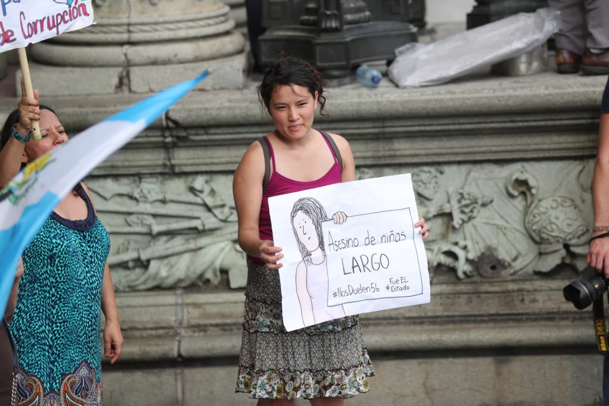 Manifestantes recuerdan la muerte de varias niñas en el Hogar Seguro Virgen de la Asunción
