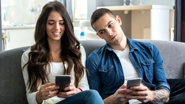 Puedes ocultar que vean el contenido de tu mensaje y también la persona que te lo envía ocultando las notificaciones. (Foto Prensa Libre: GETTY IMAGES)