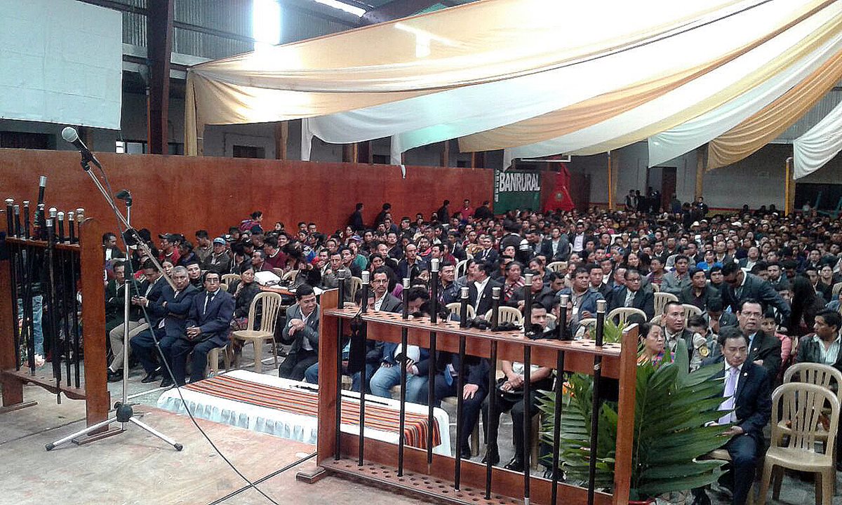 Reunión en la cual se eligió a la nueva directiva de los 48 cantones de Totonicapán. (Foto Prensa Libre: Carlos Ventura)