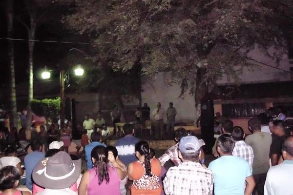 Pobladores se reunieron este sábado en el parque para expulsar al Cocode en San Agustín Acasaguastlán, El Progreso. (Foto Prensa Libre: Héctor Contreras)<br _mce_bogus="1"/>