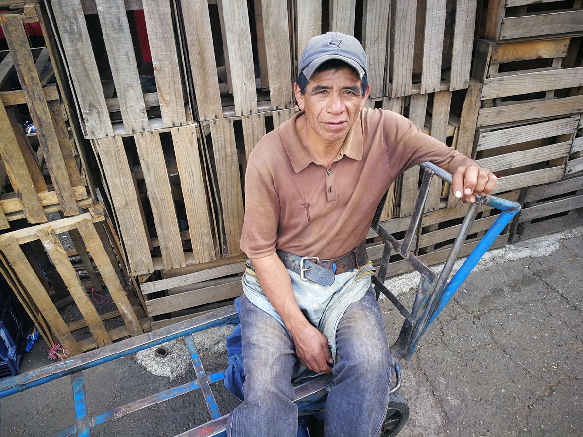 Emilio de la Cruz tiene 20 años de cargar productos en el mercado La Terminal de la zona 4.(Foto Prensa Libre: José Patzán)