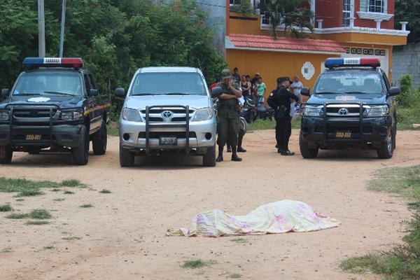Autoridades cuidan sitio donde murió baleado Guancín Gudiel, en Chiquimula. (Foto Prensa Libre: Edwin Paxtor)<br _mce_bogus="1"/>