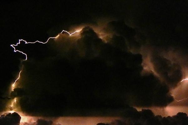 Lectora comparte imagen captada en la colonia Monte Ral, zona 4 de  Mixco,  donde se observa cómo los relámpagos dibujan las nubes en el  cielo de la ciudad.