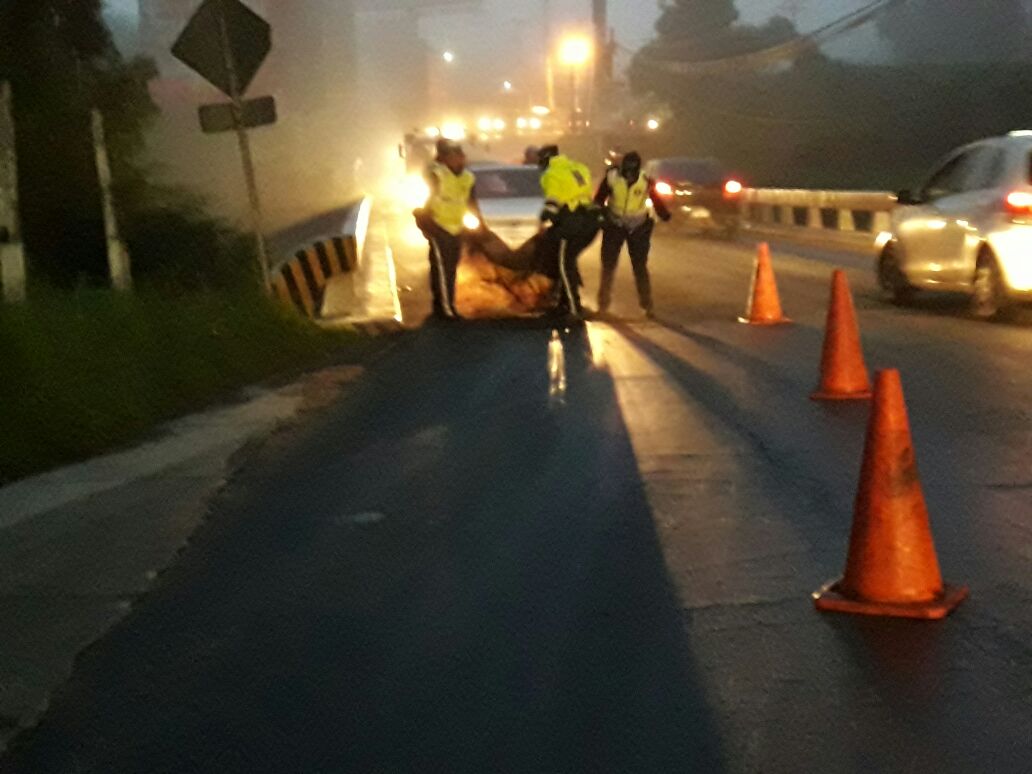 Limpieza de combustible cerca del puente Tubac. (Foto Prensa Libre: Santos Dalia)