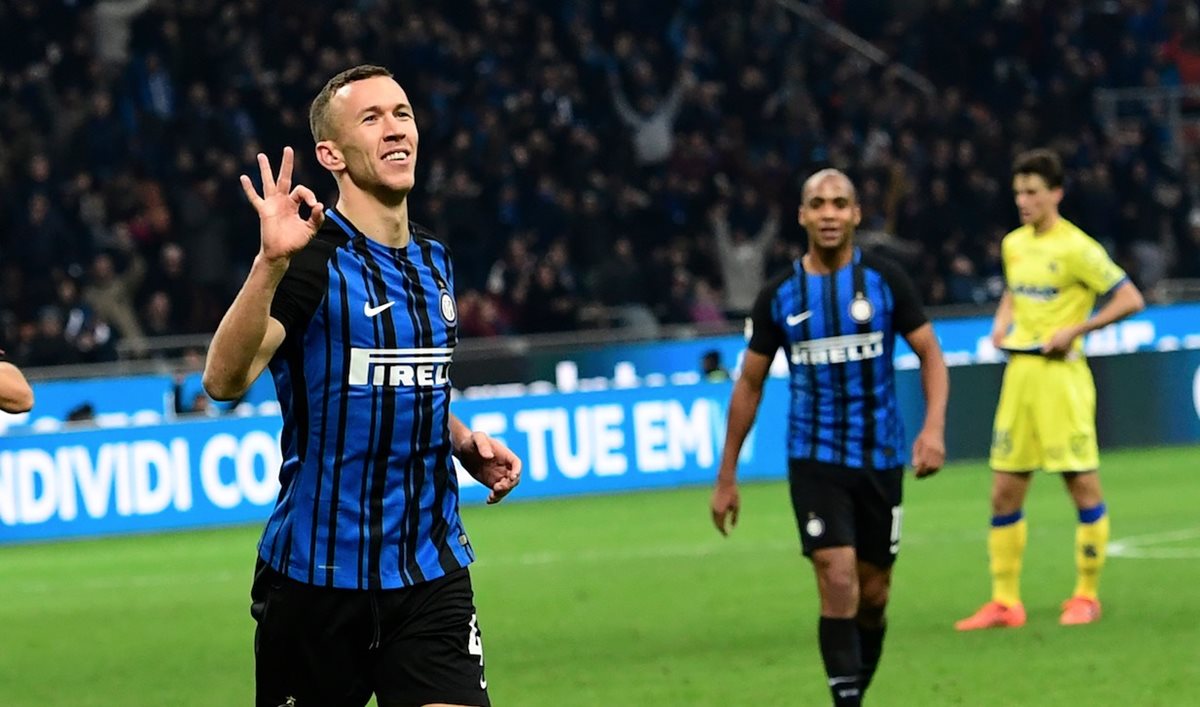Perisic guió al Inter de Milán en la victoria 5-0 contra el Chievo. (Foto Prensa Libre: AFP)