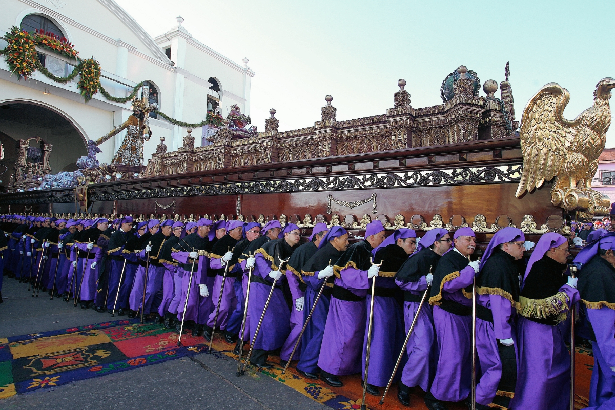 Cucuruchos con traje talar morado símbolo de penitencia, llevan en hombros el anda con la imagen de Jesús Nazareno de Los Milagros, del Santuario al Señor San José, de la capital de Guatemala. Año 2015 Foto: Edwin Castro