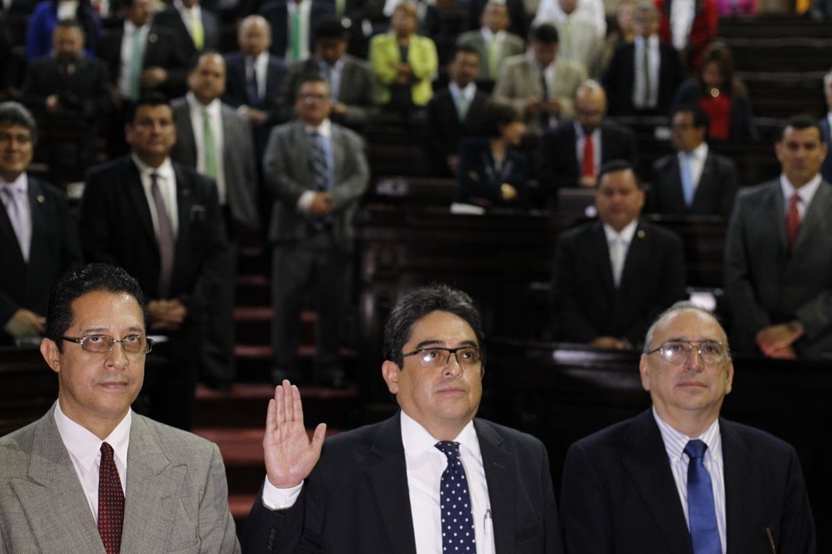 Augusto Jordán Rodas Andrade, nacido en Quetzaltenango, fue juramentado este miércoles en el Congreso como Procurador de los DD. HH. (Foto Prensa Libre: Paulo Raquec)