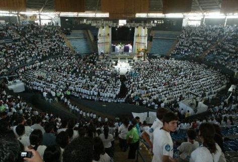 El  grupo de jóvenes participa en una misa durante el congreso, en el Domo, zona 13.