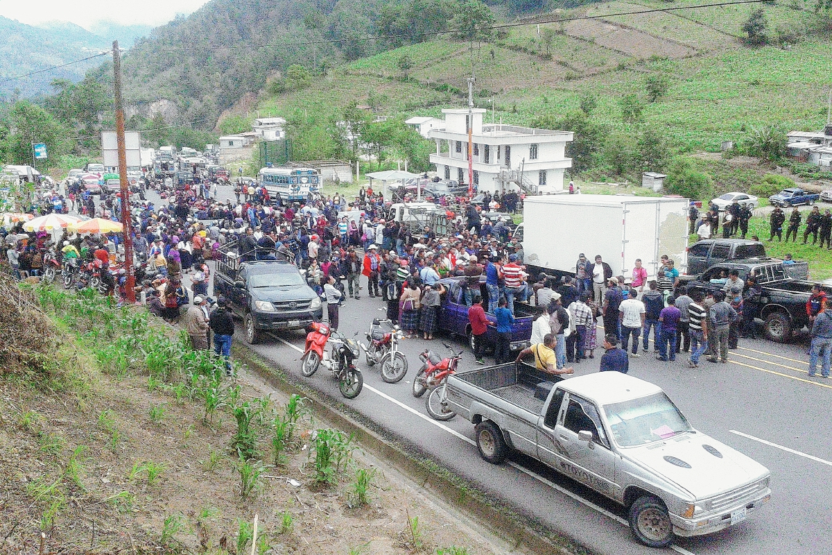 El bloqueo en el km 150 de la ruta Interamericana ocasionó largas filas de vehículos debido a protesta de maestros. (Foto Prensa Libre: Ángel Julajuj)