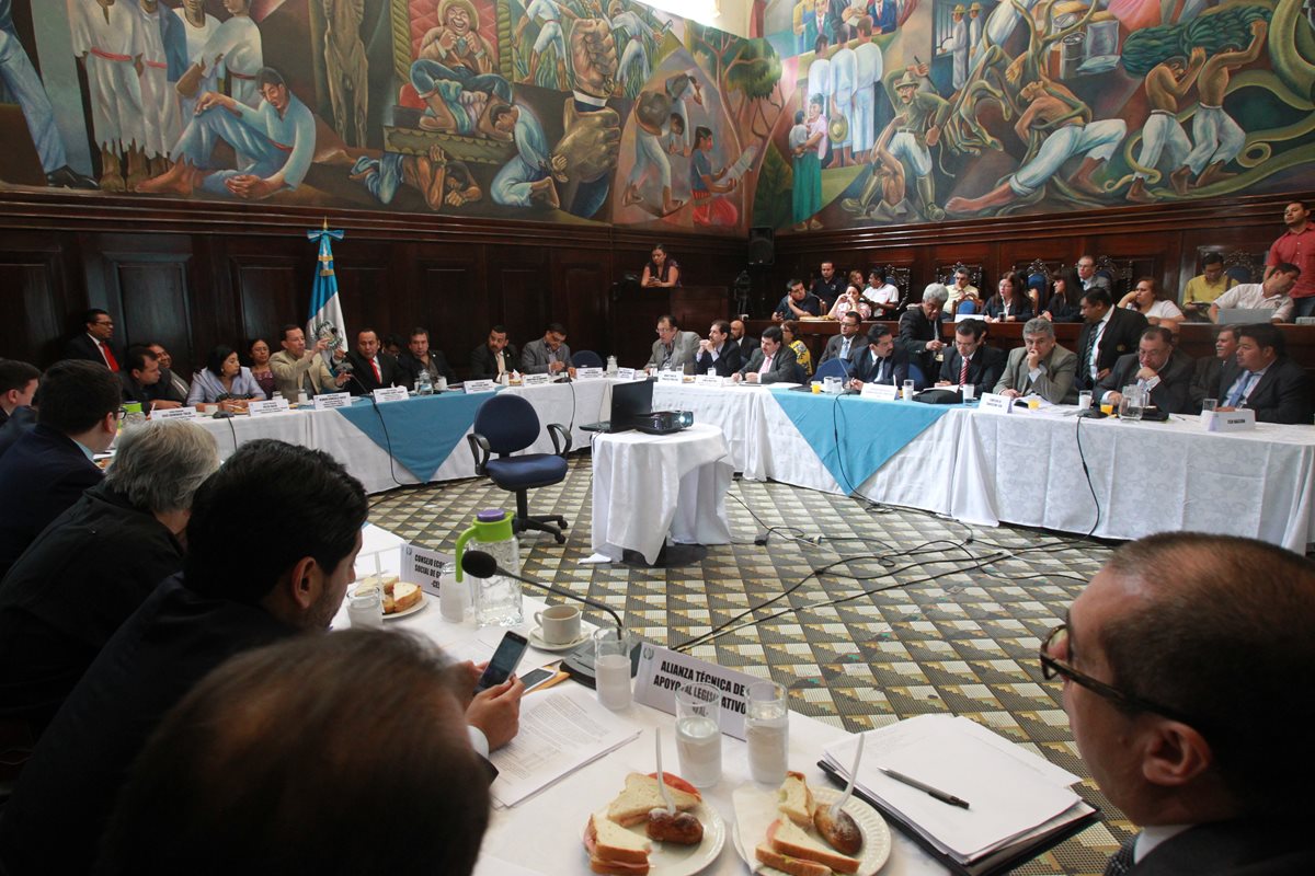 El viernes último el equipo de transición de Jimmy Morales se reunió con la Comisión de Finanzas del Congreso. (Foto Prensa Libre: Hemeroteca PL)