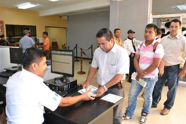 Vecinos de Zacapa tramitan su licencia de conducir, en Estanzuela.