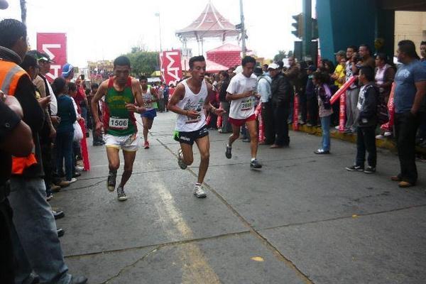 Atletas participan en la carrera efectuada en la cuidad de San Marcos. (Foto Prensa Libre: Genner Guzmán) <br _mce_bogus="1"/>