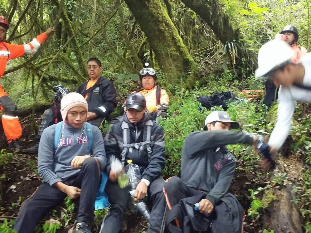 Socorristas auxilian a turistas rescatados en Sololá. (Foto Prensa Libre: @BVoluntariosGT).