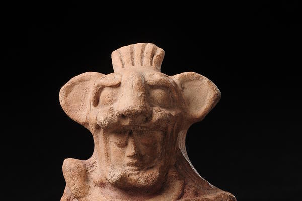 Silbato con forma de guerrero, Altiplano norte, Clásico Tardío (Foto Prensa Libre: cortesia Museo Popol Vuh)<br _mce_bogus="1"/>