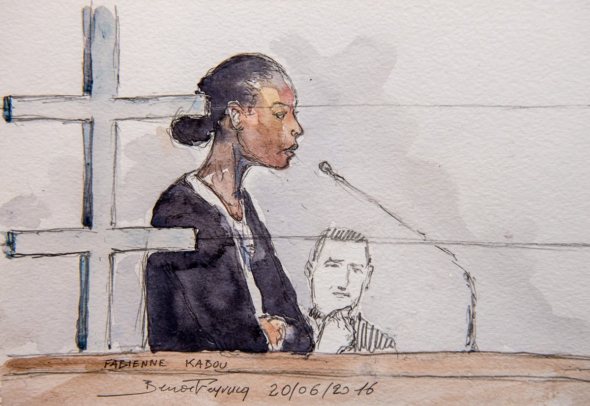 Dibujo artístico que muestra a Fabienne Kabou, acusada de haber matado a su bebé de 15 meses. (Foto Prensa Libre: AFP)