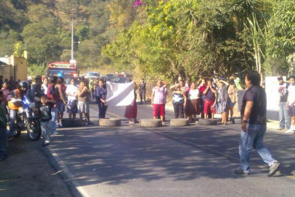Padres bloquean el paso en Santa Inés Petapa para exigir maestros. (Foto: Prensa Libre)