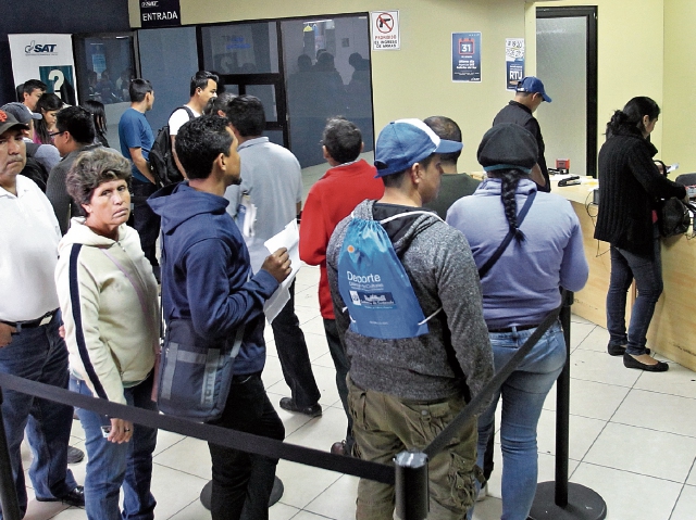 Largas filas se generan cada día en la agencia de Galerías del Sur, adentro y fuera del Centro Comercial. (Foto Prensa Libre: Carlos Hernández)