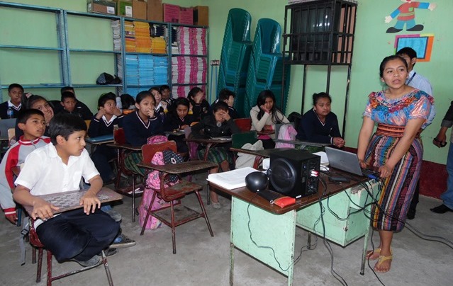 Una maestra imparte clases a niños de Chimaltenango. (Foto Prensa Libre: Hemeroteca PL)